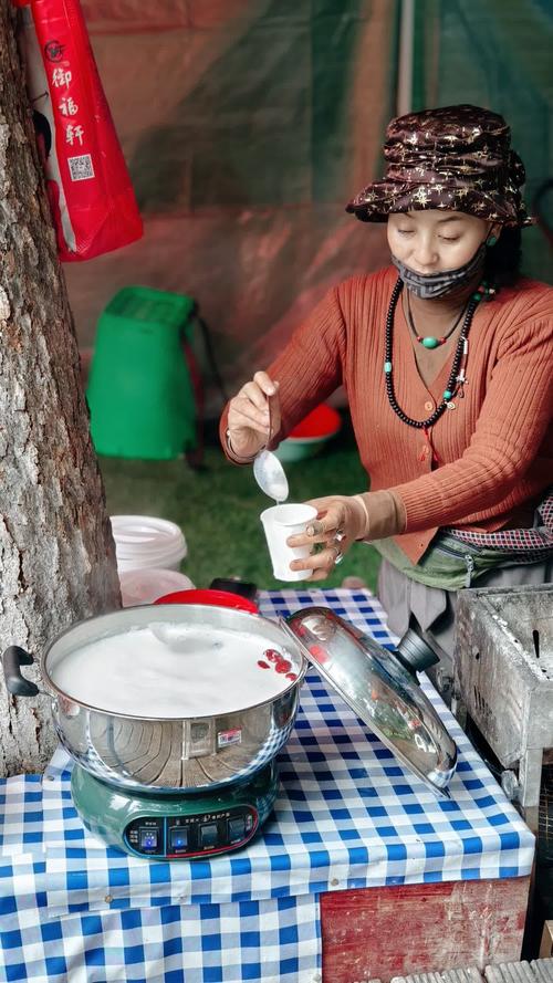 青海湖环湖路边无人湖边藏民奶茶摊实拍