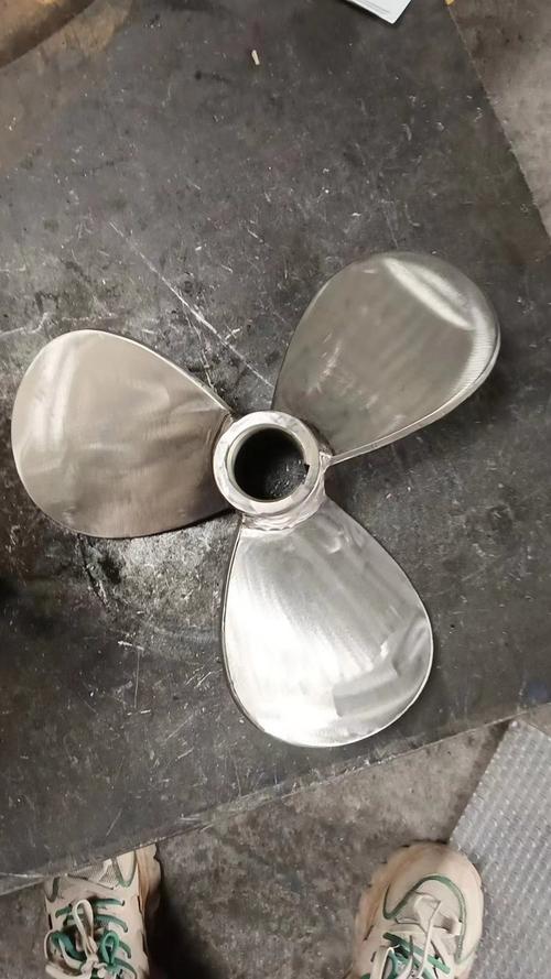 搅拌罐内部搅拌桨叶与挡板特写