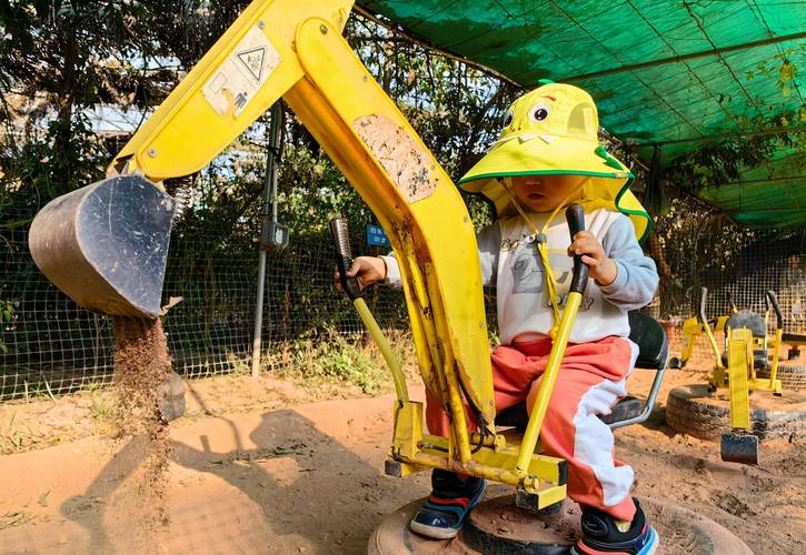临终关怀儿童坐挖掘机合影照片