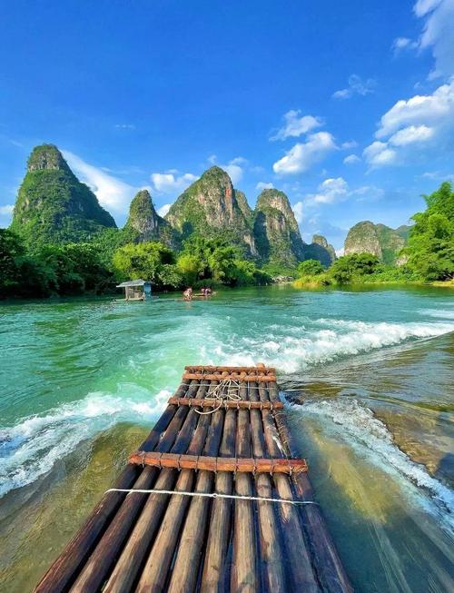 广西桂林漓江竹筏漂流近景