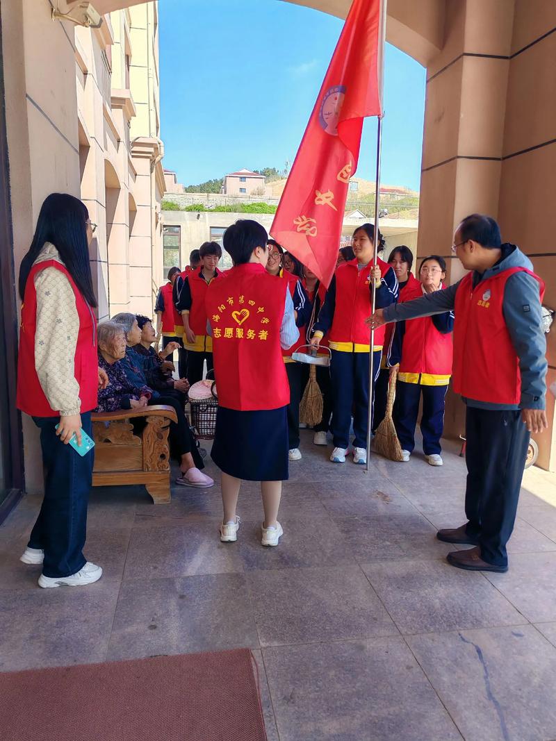 学生志愿者在养老院陪伴老人服务场景