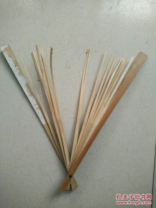 梅雨季青阳老巷民居门口晾晒的毛竹扇骨