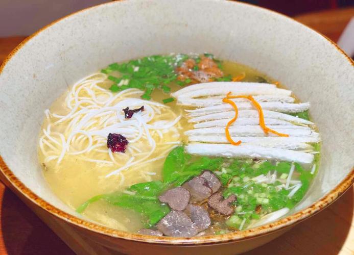过桥米线鸡油膜下烫熟的生里脊片特写