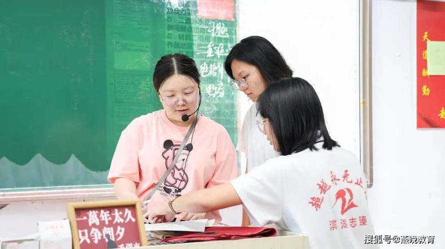 中学走廊上年轻班主任和违纪学生对话的写实场景