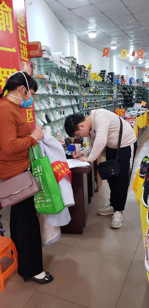 快消品经销商给社区夫妻店补货实拍