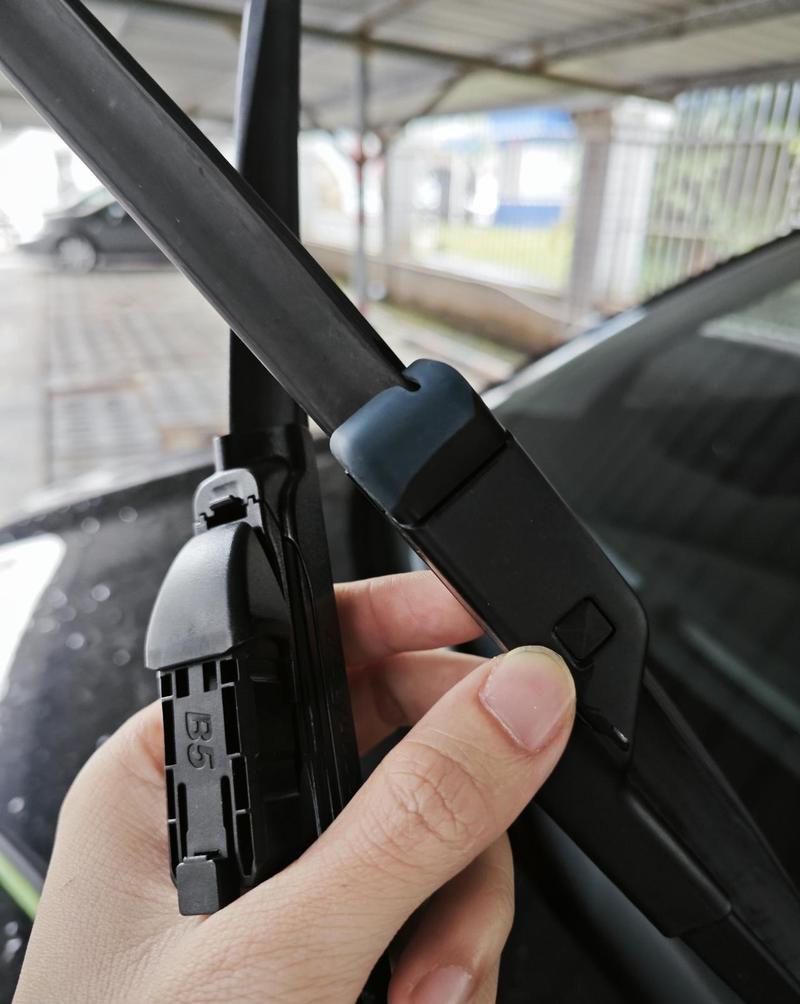 车主徒手检查汽车雨刮片刃口实拍