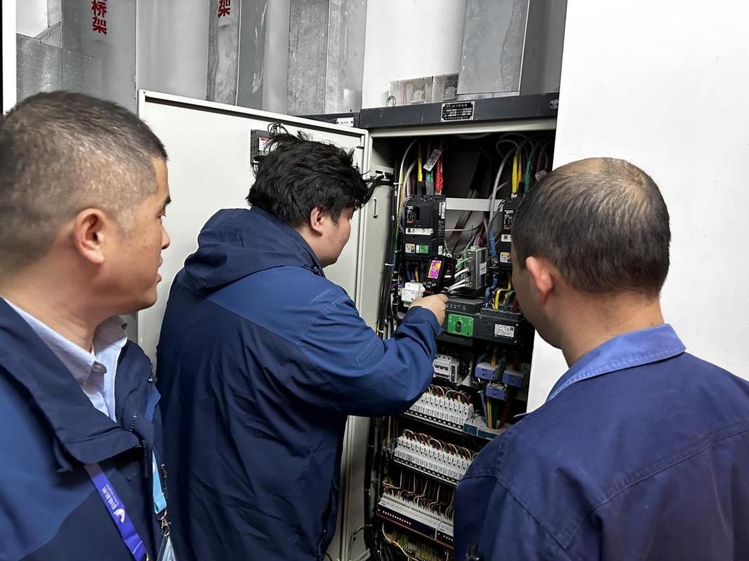工人手持热成像仪检查电气柜