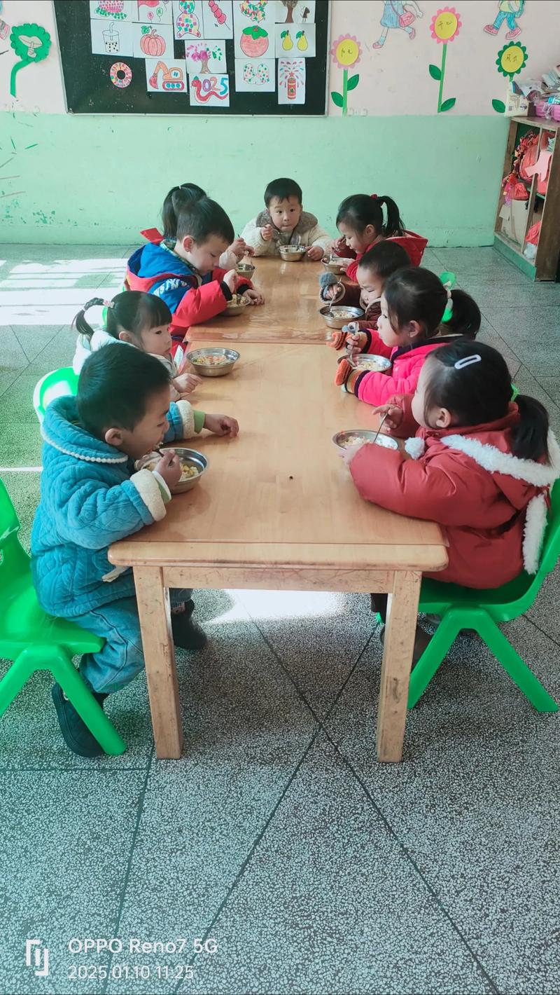 幼儿在幼儿园自己吃饭实拍