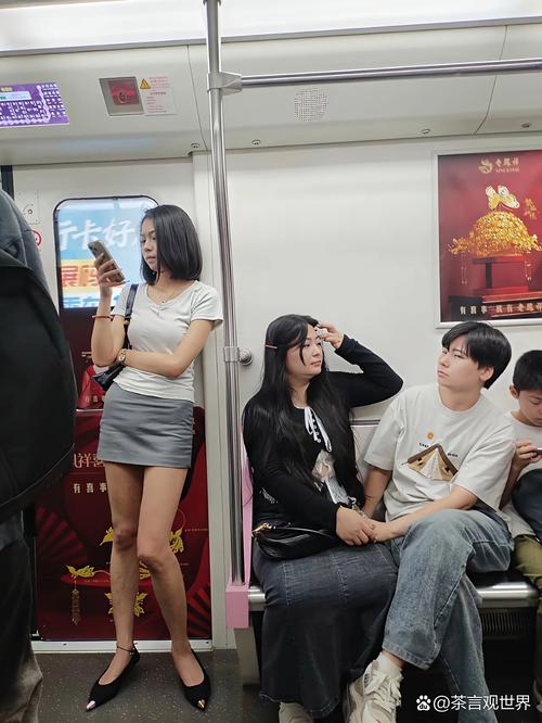 早高峰地铁上年轻女生笑看手机搞笑视频