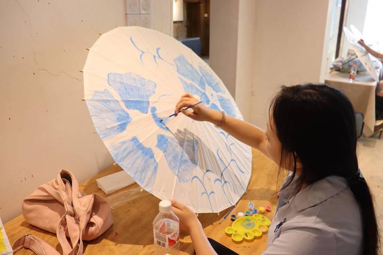 四川非遗油纸伞作坊手绘工作台