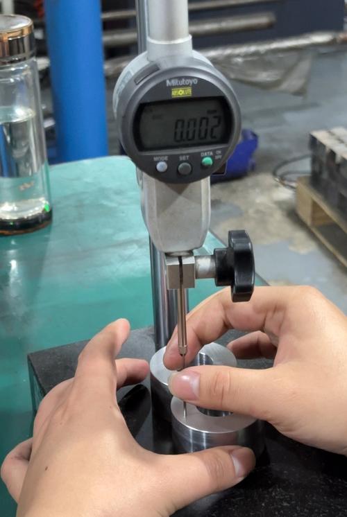 磨片厂家成品质检卡尺测量现场