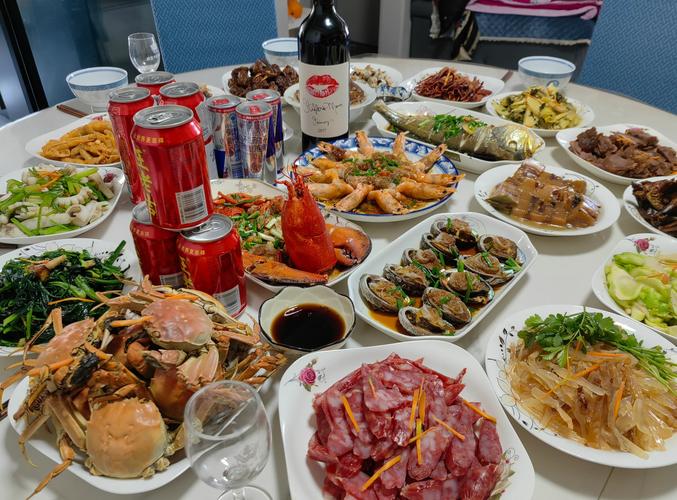 中式家庭节日团圆家宴满桌菜品图