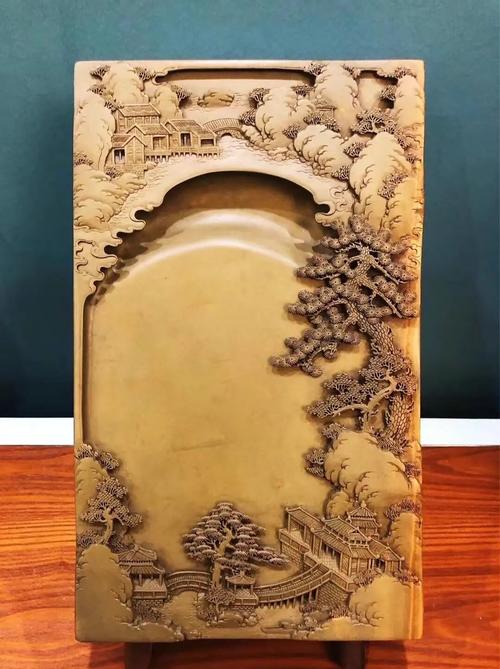 端砚雕刻师傅手工修刻砚台特写