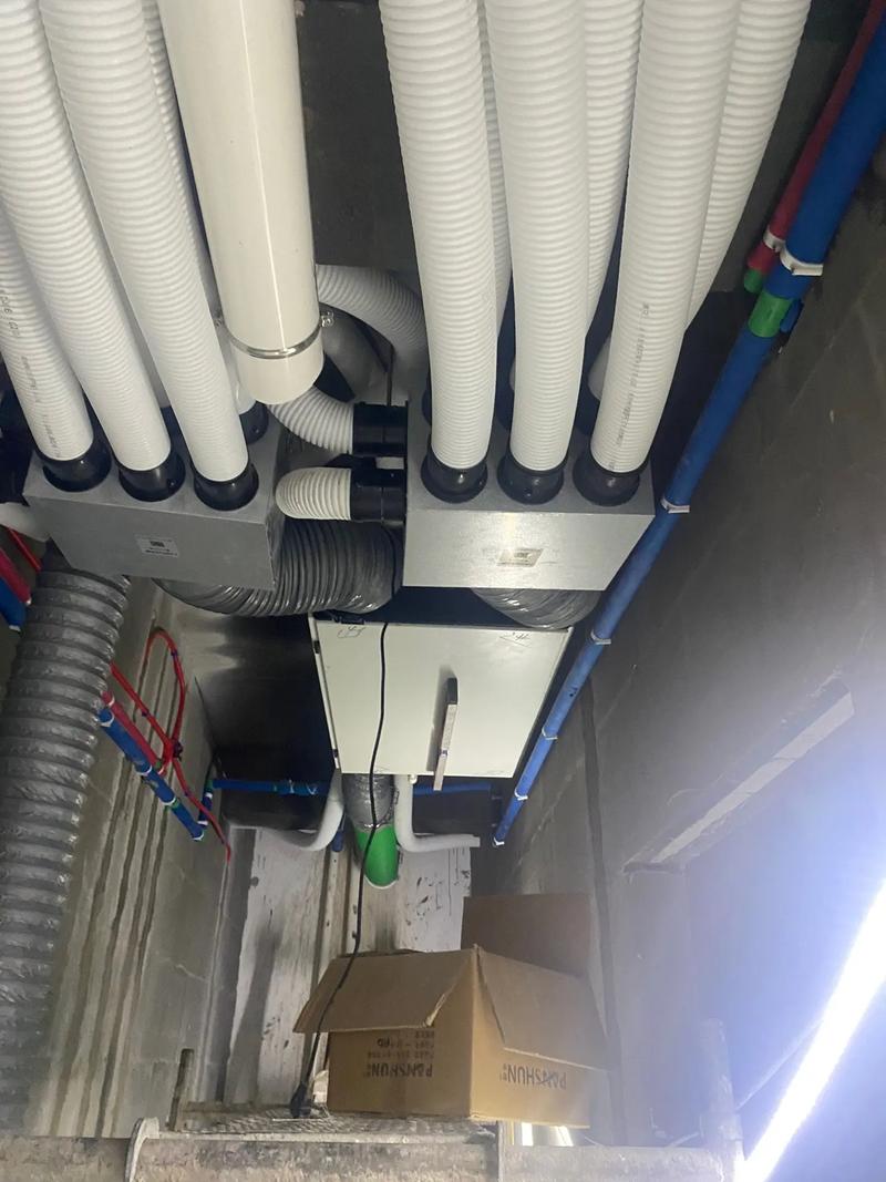 回南天装修现场除湿机工作图