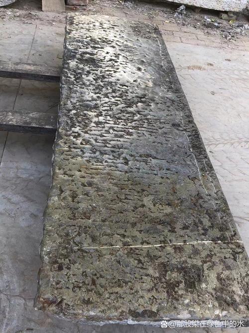 昆明翠湖水杉林旁老旧石桌