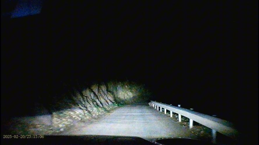 长途大巴夜行山路