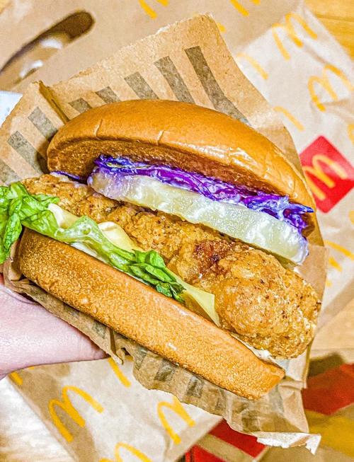 麦当劳板烧鸡腿堡夹新鲜煎菠萝实拍