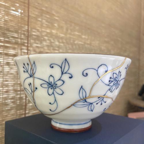 清代青花瓶金缮修复前后对比图