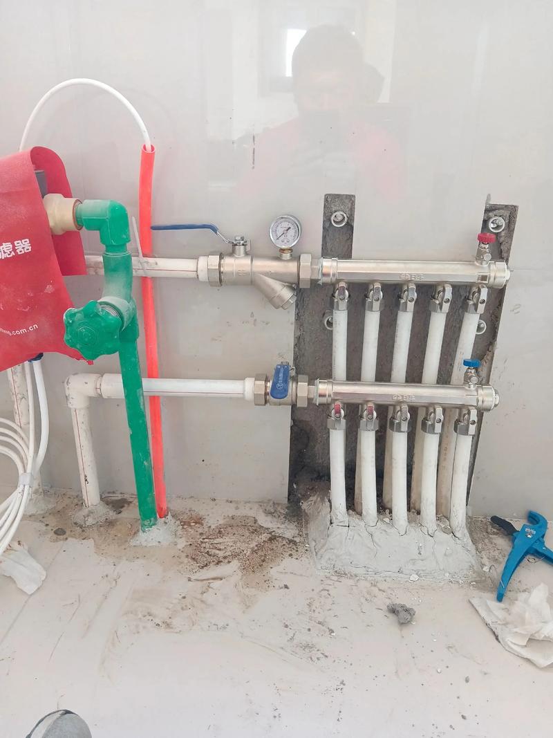 地暖分水器恒温阀安装实物特写