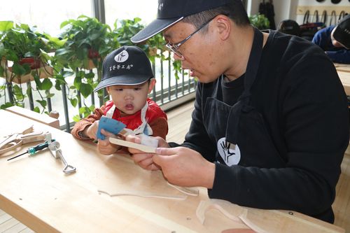 爸爸训练营上员工用工业边角料做儿童玩具的场景