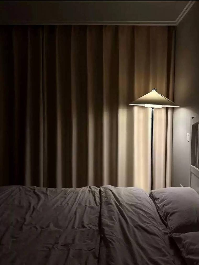 卧室遮光窗帘夜间静养环境示意图