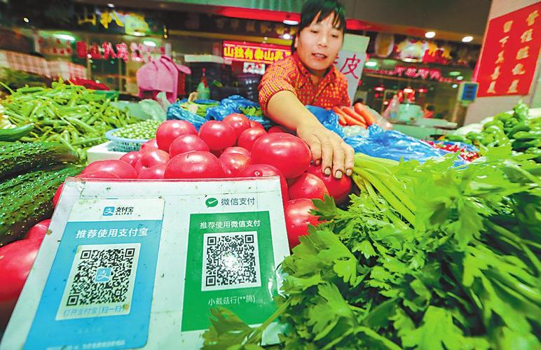 菜市场摊贩摆在摊位上的微信支付宝收款码牌