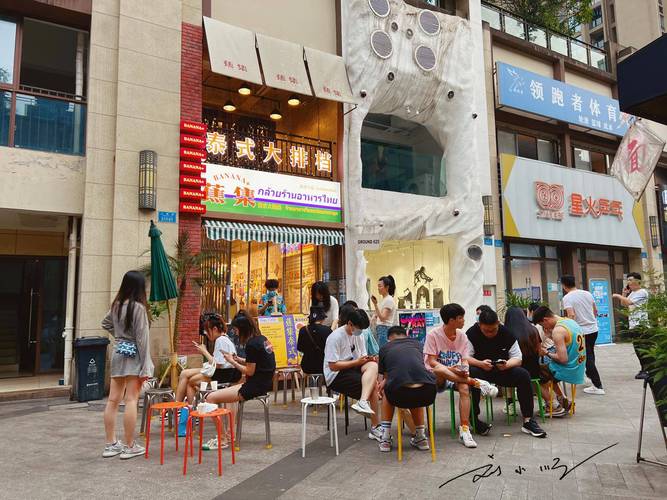网红餐厅门口排长队的人群