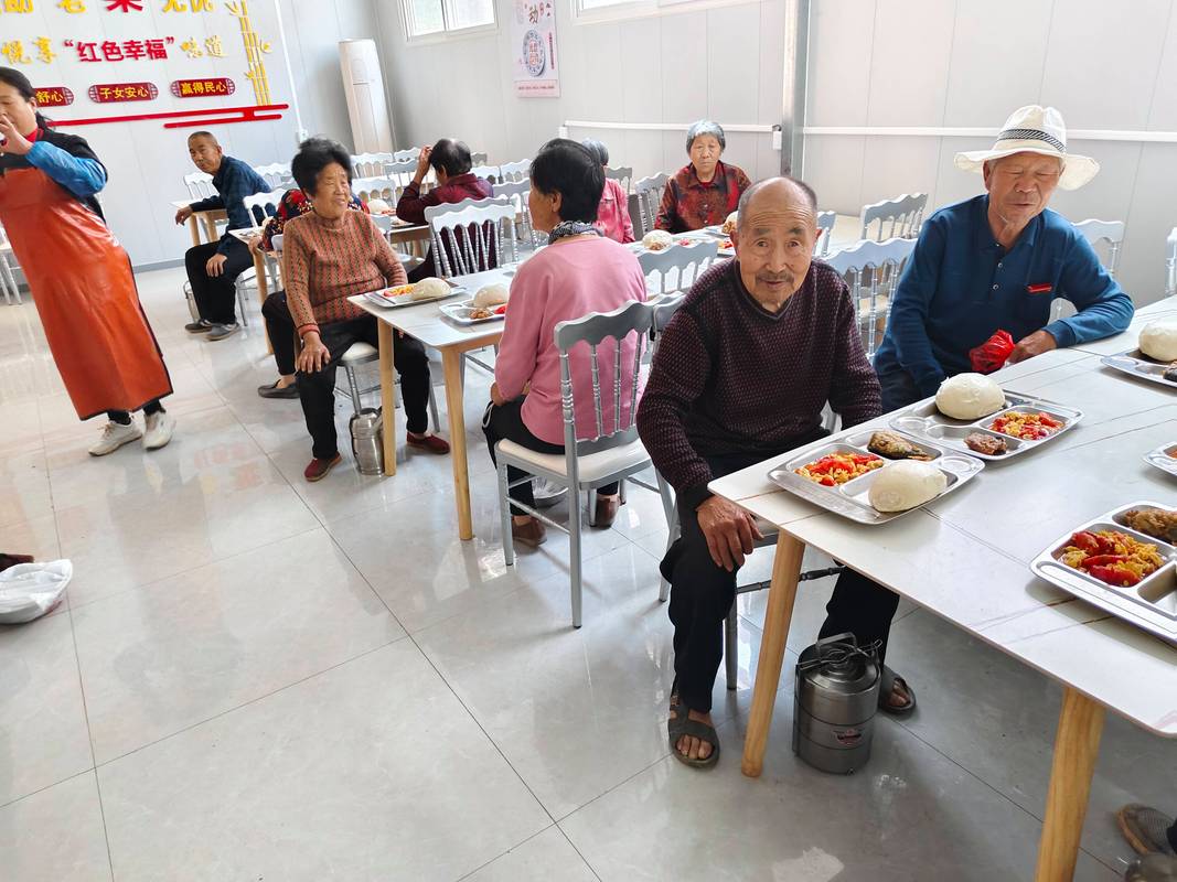 社区养老中心老年用餐场景