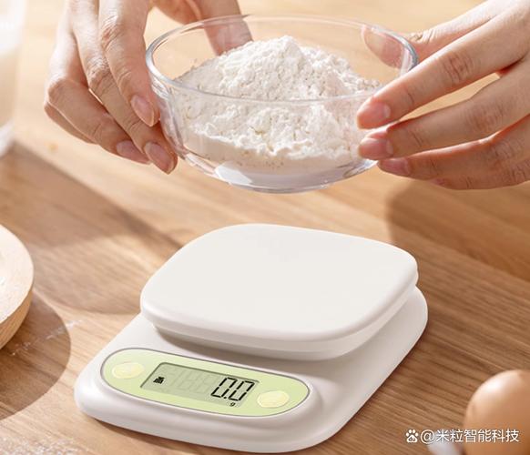 家用电子秤称量低筋面粉做甜品场景