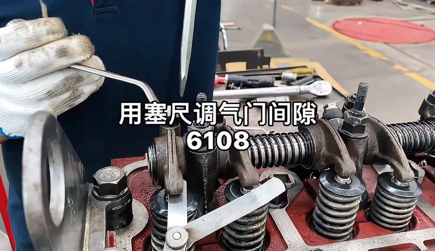 汽修师傅用塞尺测量发动机气门间隙现场