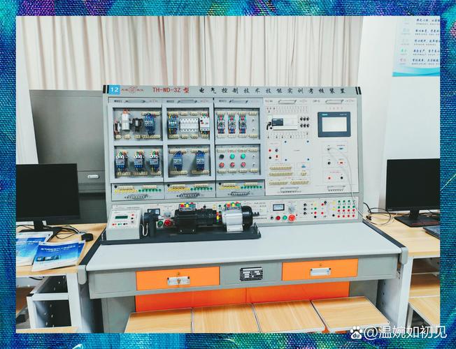 职业技能培训实训课堂 学生操作设备