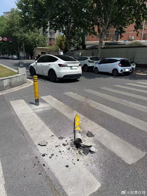 南京江宁开放道路无人车测试现场隔离桩剐蹭痕迹