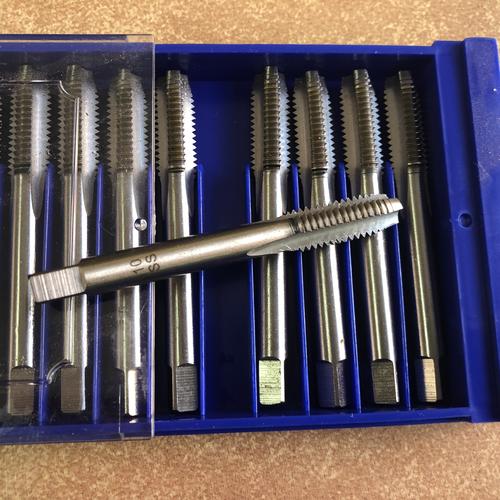 机加工车间台钳上摆放的成品机用丝锥
