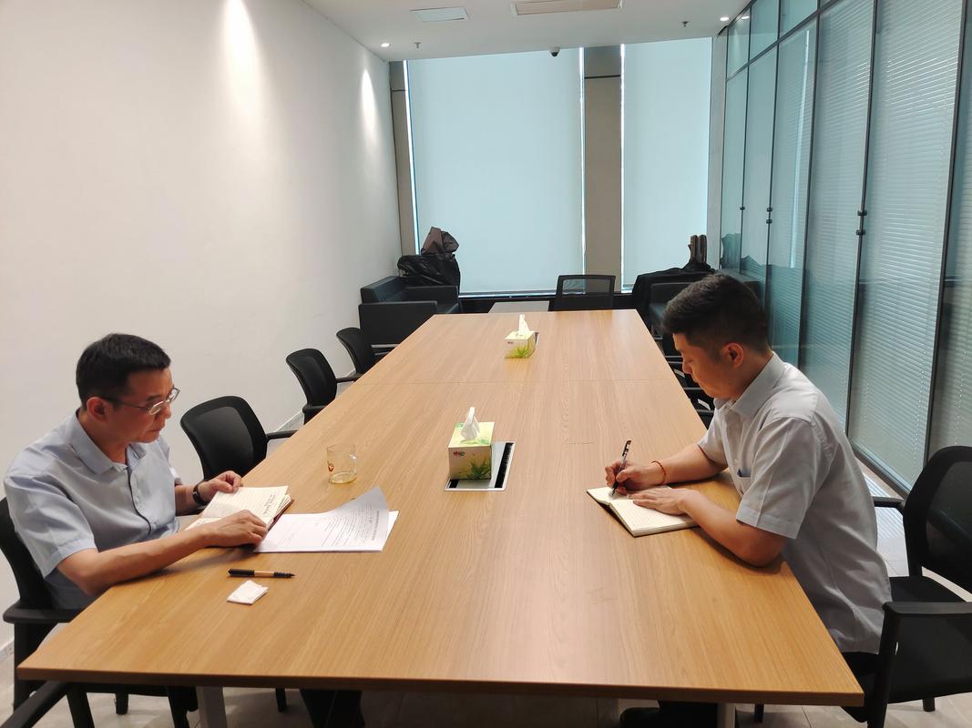 小会议室两人轻松对谈绩效沟通场景