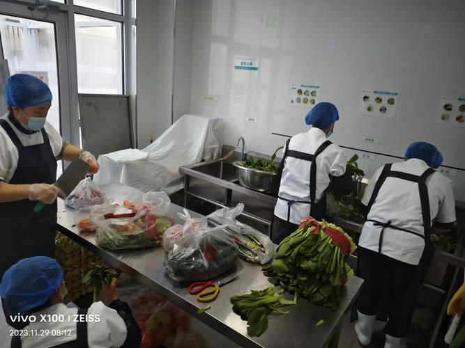 清晨工业区双职工家庭厨房忙碌