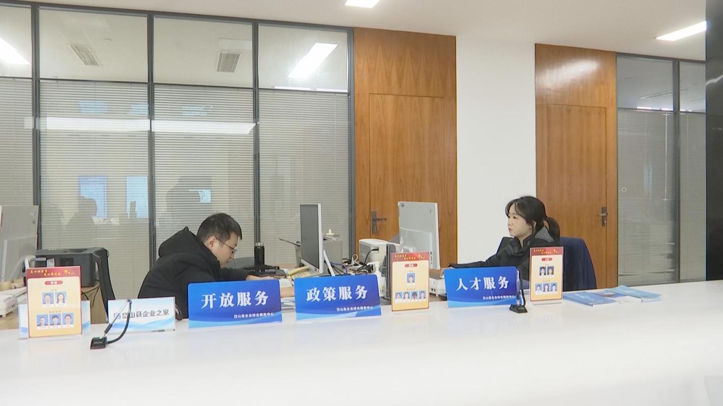 区县法律援助中心接待窗口工作人员审核材料场景图