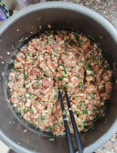 往饺子肉馅里打葱姜水的详细操作手法