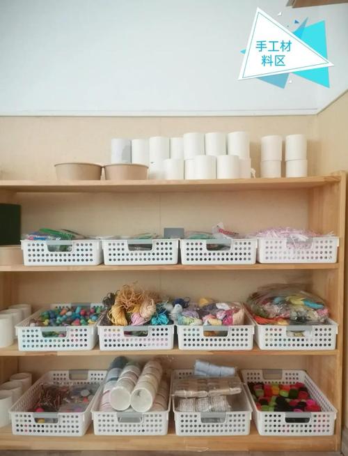幼儿园低结构材料收纳区轮胎木板堆