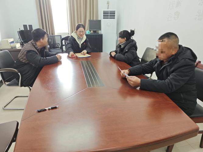 法院调解室离婚调解书签署场景特写