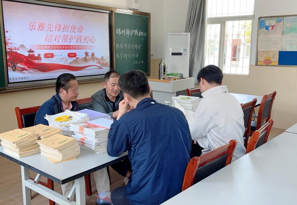 乡村小学教室陈旧桌椅帮扶结对