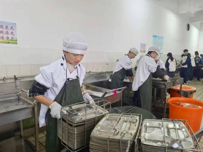 中学生在食堂帮厨洗碗的场景