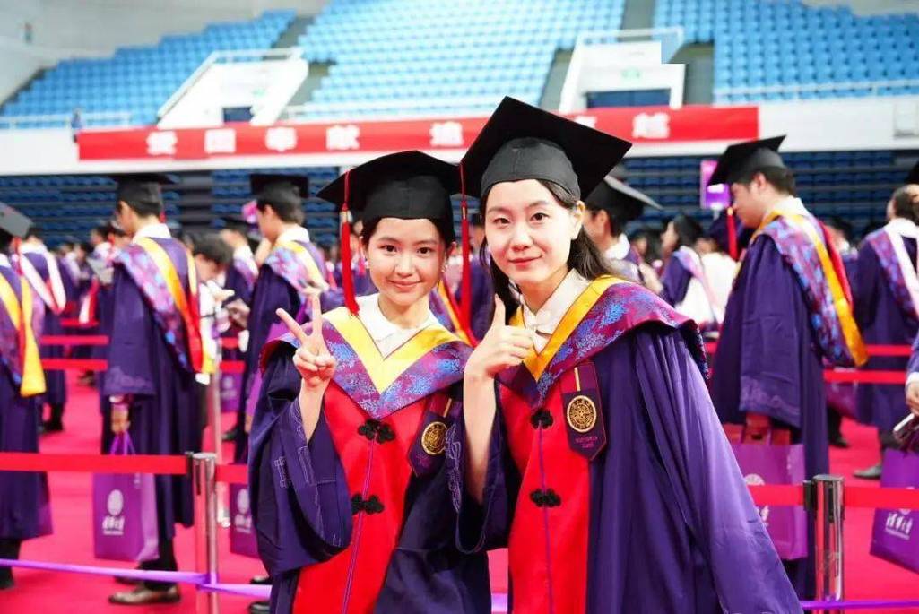 在职研究生毕业典礼穿学位服兴奋自拍