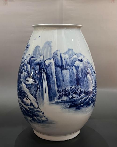 景德镇老艺人在素瓷坯上用毛笔绘青花缠枝莲纹