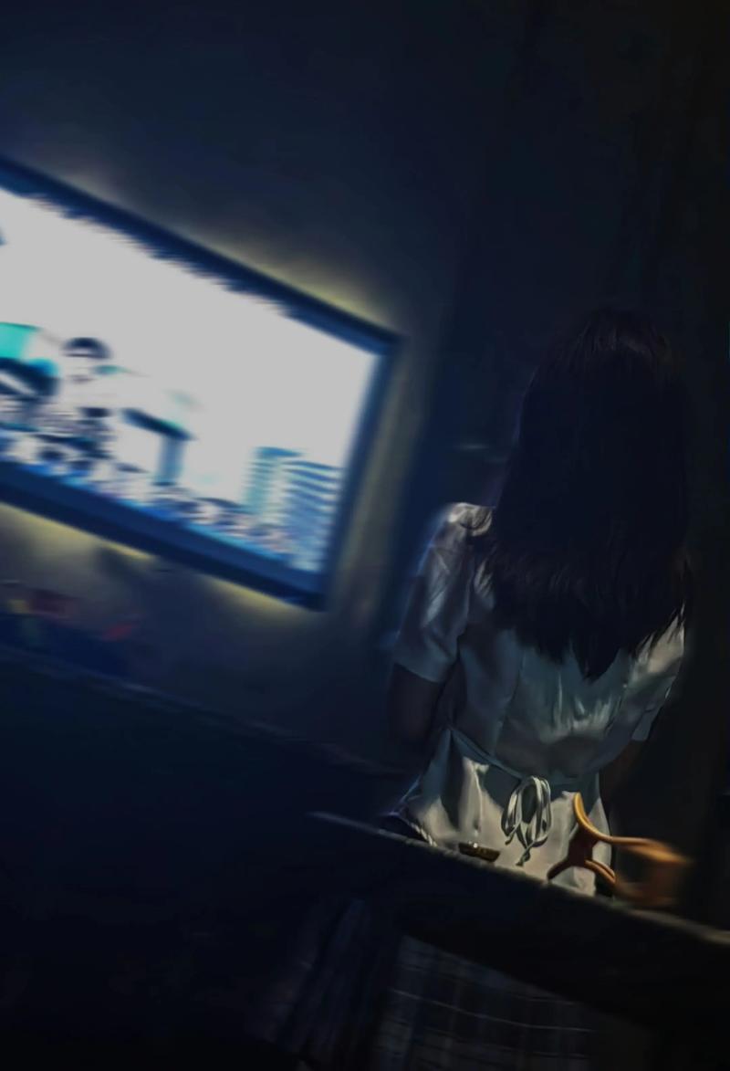 深夜看直播的年轻人背影