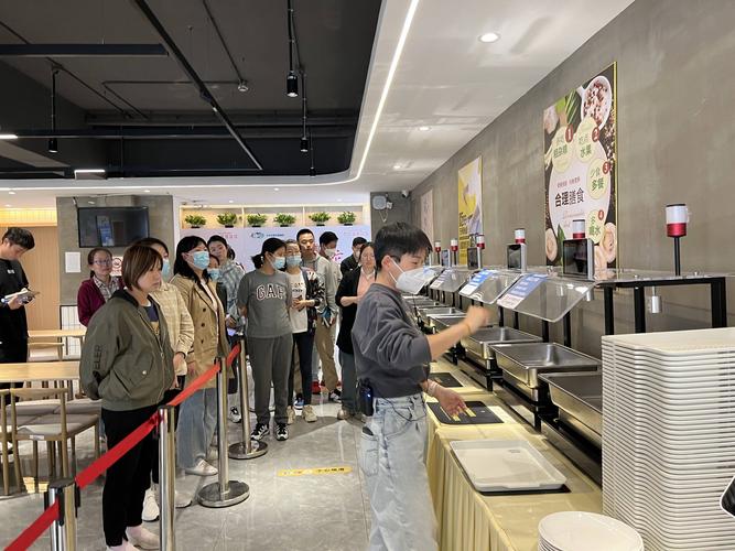 社区烘焙店早高峰取餐台动线调整实拍