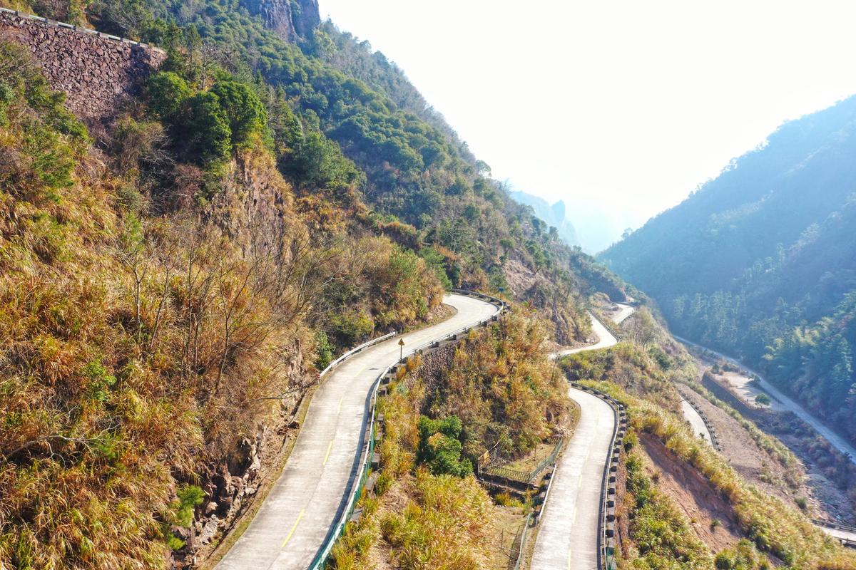 南漳薛坪镇通往阴锣鼓传承村的盘山公路