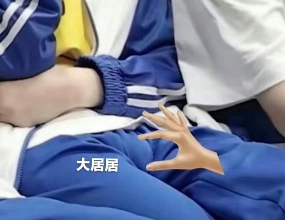 父亲和青春期儿子坐在沙发上拿着人体解剖模型讨论身体变化