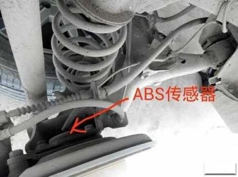 家用车ABS轮速传感器安装位置实拍