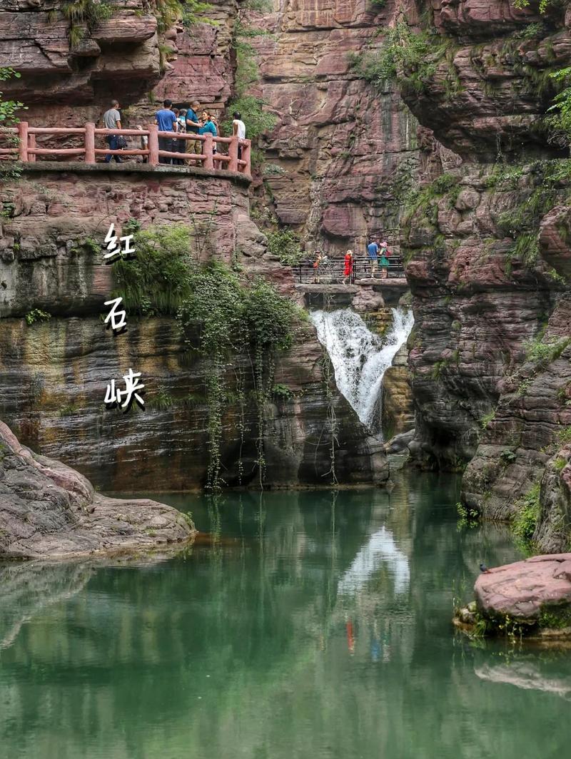 云台山红石峡下午斜照红砂岩景观