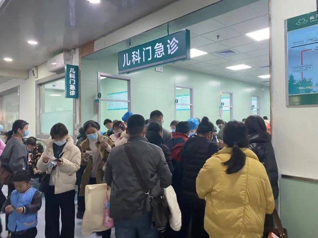 儿童医院急诊走廊二胎母子等待看诊场景